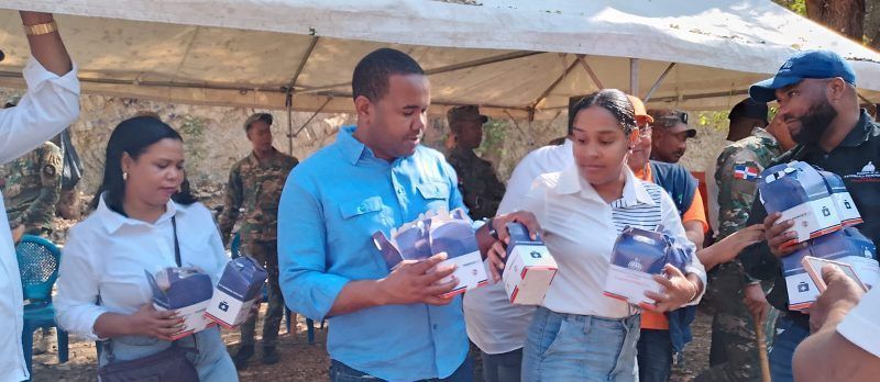 Gobernadora y alcalde de Neiba entrega de kits de emergencia