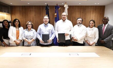 SNS firma tres acuerdos para impulsar mejoras en laboratorios de la red pública de salud