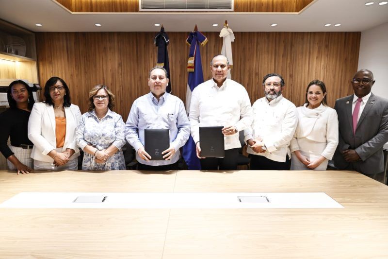 SNS firma tres acuerdos para impulsar mejoras en laboratorios de la red pública de salud