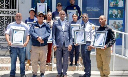 Julito Fulcar reconoce a héroes de Peravia que respondieron a la tragedia del Jet Set