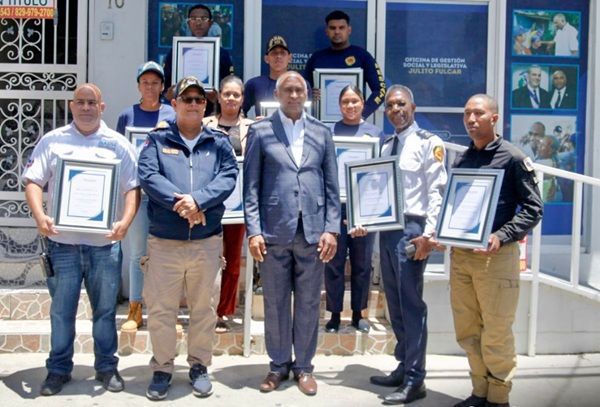 Julito Fulcar reconoce a héroes de Peravia que respondieron a la tragedia del Jet Set