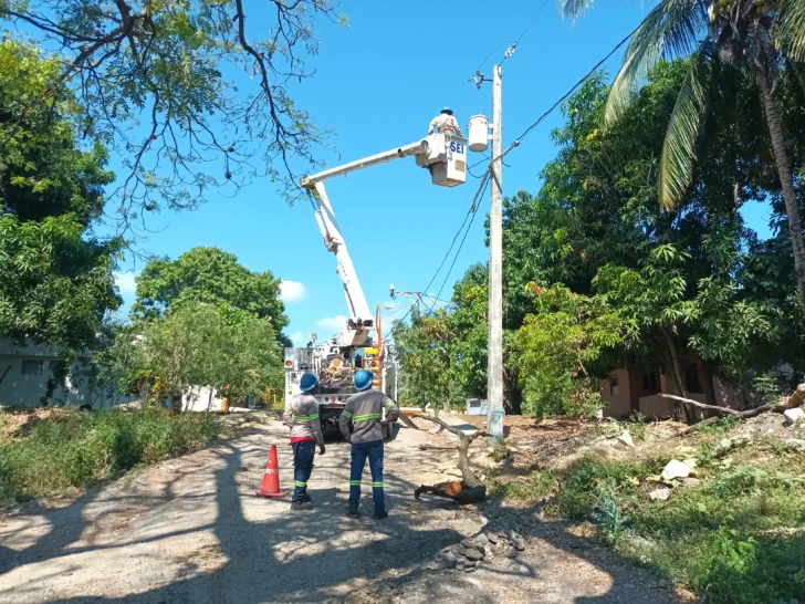 Edesur invierte más de RD$ 3 millones en redes en la comunidad Semana Santa, San Cristóbal