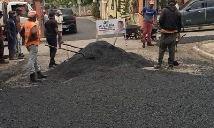 Cabildo de San Cristobal avanza en bacheo de calles de diferentes sectores