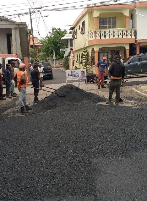 Cabildo de San Cristobal avanza en bacheo de calles de diferentes sectores