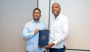 La Alcaldía de La Romana Reconoce al Pastor Yack Maicol Soriano por 20 años de servicio ministerial
