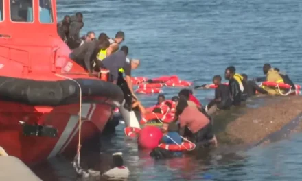 Al menos 5 migrantes muertos y un bebé desaparecido al volcar un cayuco en España