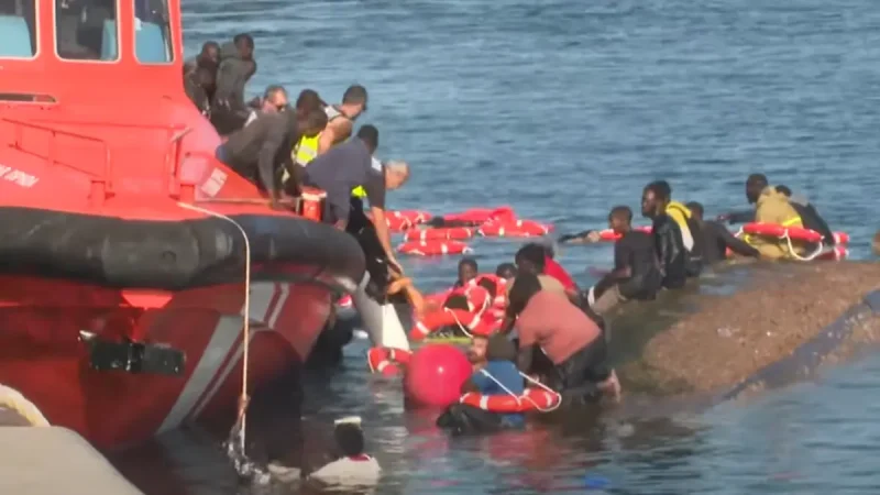 Al menos 5 migrantes muertos y un bebé desaparecido al volcar un cayuco en España