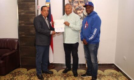 Ayuntamiento de San Cristóbal entrega recursos al Torneo de la Liga Nacional de Béisbol 2025