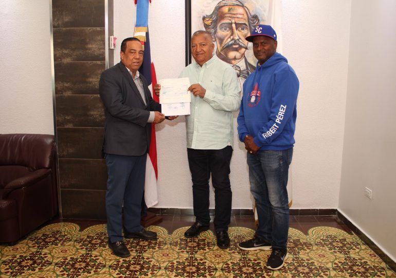 Ayuntamiento de San Cristóbal entrega recursos al Torneo de la Liga Nacional de Béisbol 2025