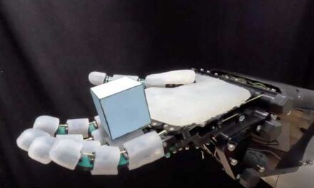 Mano robótica humanoide que manipula objetos con eficiencia humana y sin necesitar software complejo