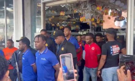 Migración irrumpe en tienda china y expulsa a empleados haitianos indocumentados