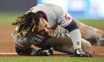 José Ramírez abandona el juego por un esguince de tobillo tras tropezar en la primera base
