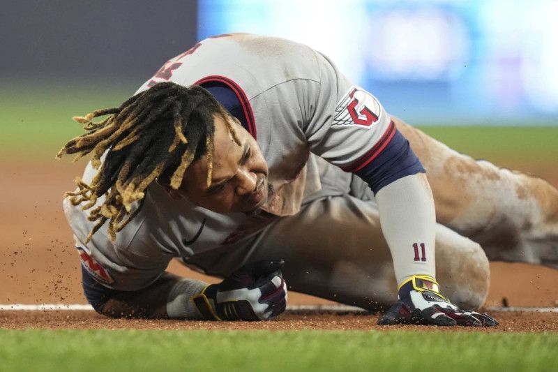 José Ramírez abandona el juego por un esguince de tobillo tras tropezar en la primera base