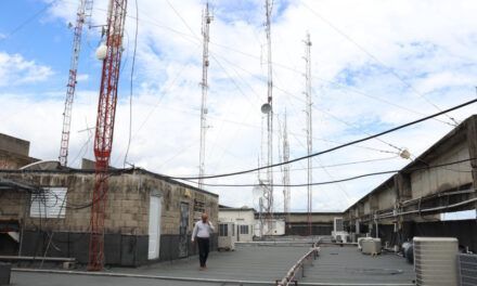 El edificio “El Huacal” tiene sobre su techo una cisterna de más de 50 años