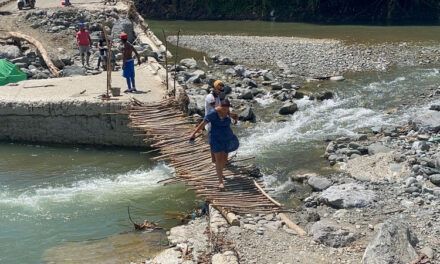 Comunitarios vuelven a construir puente de tablitas en Bayacanes