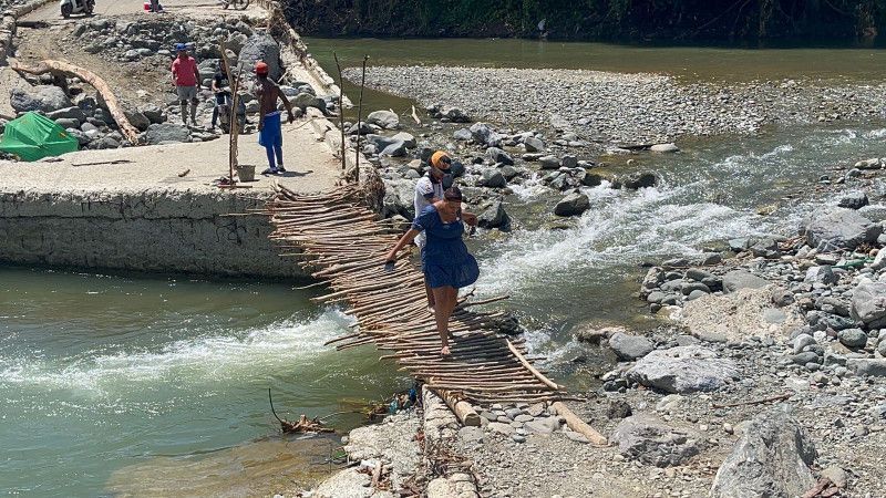 Comunitarios vuelven a construir puente de tablitas en Bayacanes