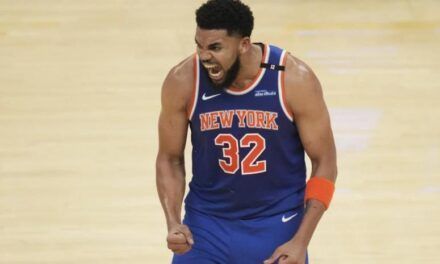 Karl Towns anota 24 puntos y conduce a los Knicks a obtener su primer triunfo en la serie