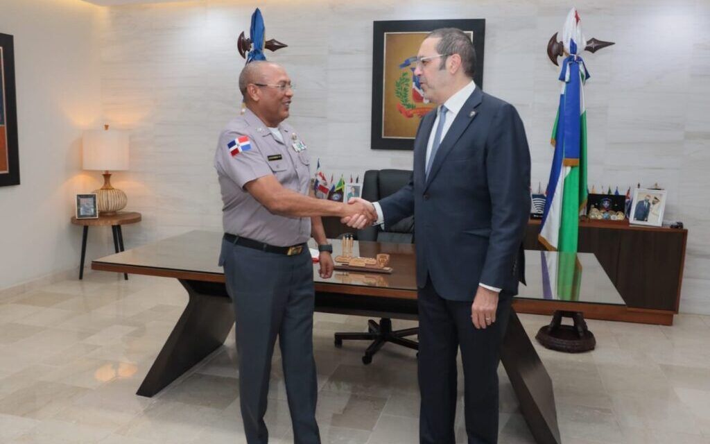 Director general de la Policía Nacional recibe enviado especial de Emiratos Árabes en visita clave para cooperación en ciberseguridad y control vehicular