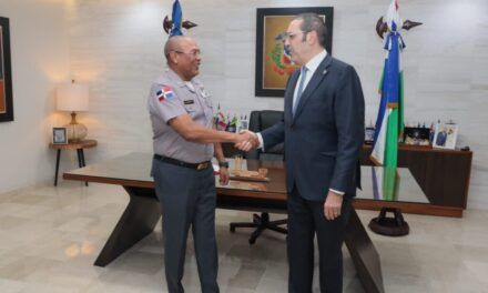 Director general de la Policía Nacional recibe enviado especial de Emiratos Árabes en visita clave para cooperación en ciberseguridad y control vehicular