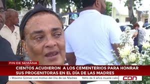 Cientos acudieron a los cementerios para honrar a sus progenitoras en el Día de las Madres
