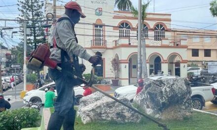 Alcaldía de San Cristóbal embellece los parques Central y Piedra Vivas