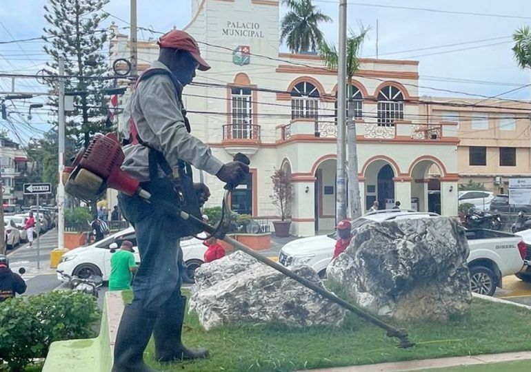 Alcaldía de San Cristóbal embellece los parques Central y Piedra Vivas