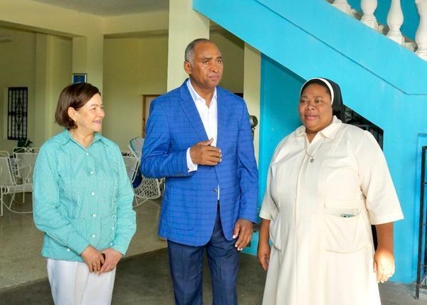 Senador Julito Fulcar y Gobernadora Ángela Yadira Báez entregan fondos a Hogar de Niñas Hijas de la Altagracia y reafirman su compromiso con la niñez vulnerable