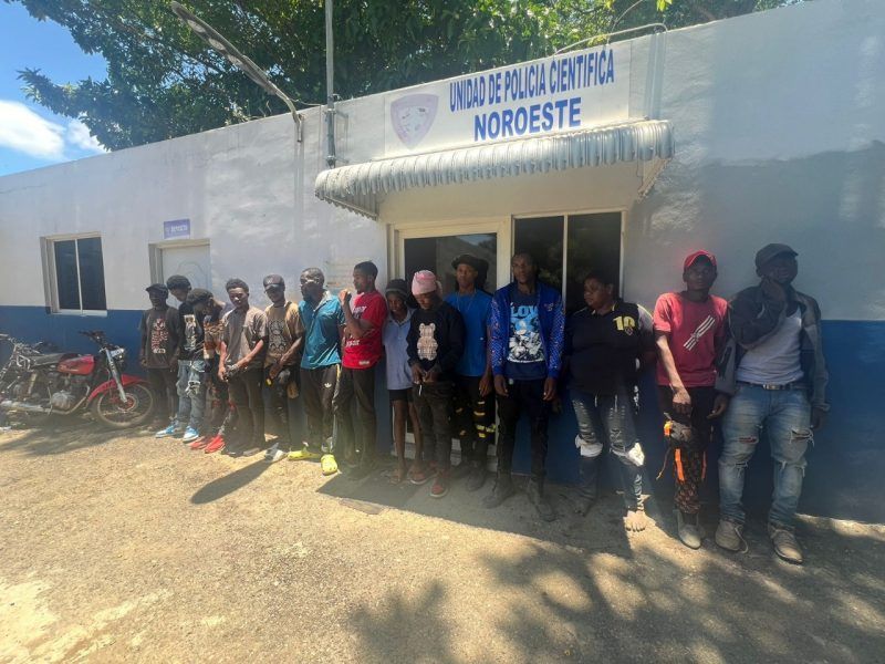 PN en Mao detiene vehículo llevaba 14 haitianos indocumentados