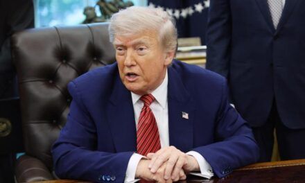 Trump critica a Putin por los últimos ataques contra Kiev y dice que medita sanciones