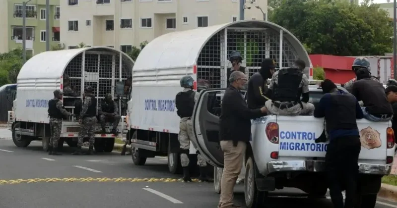 Migración arresta 1,030 haitianos indocumentados y deporta a otros 400