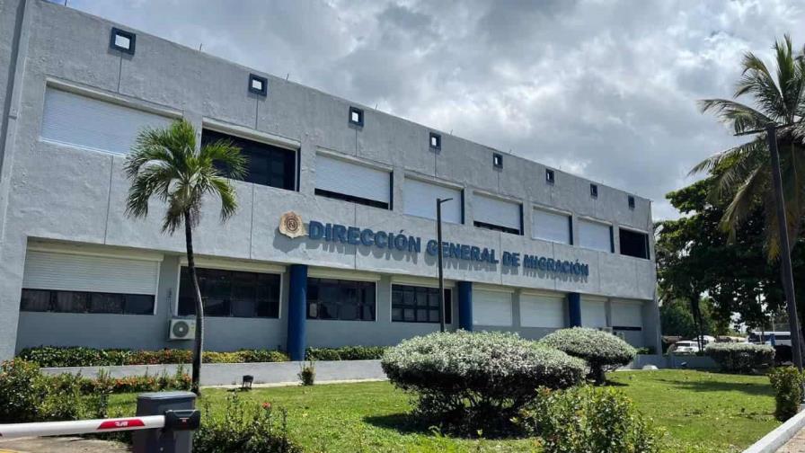 Migración anuncia que sancionará negocios que empleen extranjeros indocumentados