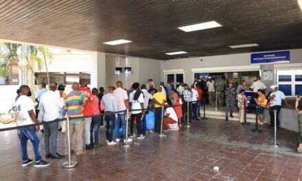 Los haitianos acuden a Migración para renovar sus permisos de estadía