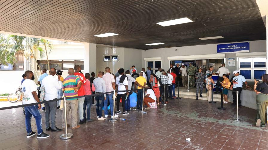 Los haitianos acuden a Migración para renovar sus permisos de estadía