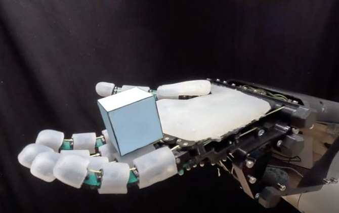 Mano robótica humanoide que manipula objetos con eficiencia humana y sin necesitar software complejo