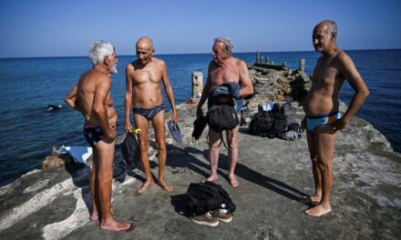 Adultos mayores cubanos desafían la vejez