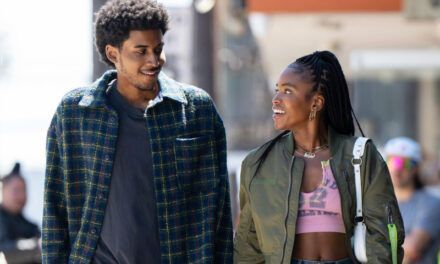 En «Forever» Netflix reinventa una historia de amor de adolescentes para una generación que ama con miedo