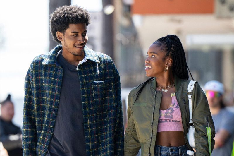 En «Forever» Netflix reinventa una historia de amor de adolescentes para una generación que ama con miedo