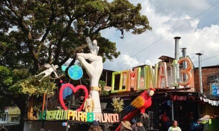 Medellín, Colombia: en la Comuna 13 hay una zona turística de intenso colorido
