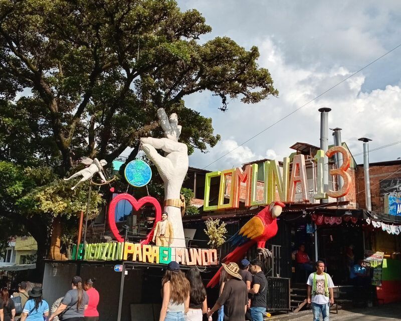 Medellín, Colombia: en la Comuna 13 hay una zona turística de intenso colorido
