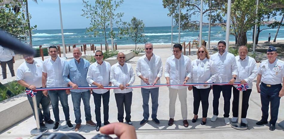 Abinader y David Collado encabezan inauguración del malecón de Haina