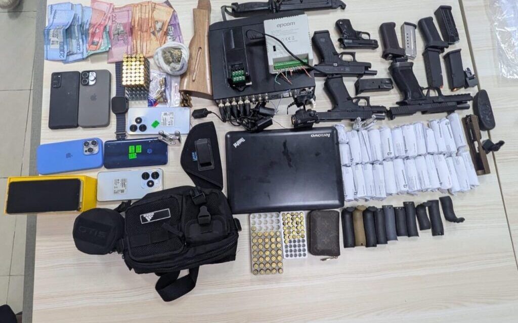 Autoridades ocupan armas de fuego, dinero, vehículos y otros objetos durante allanamiento por caso de contrabando internacional