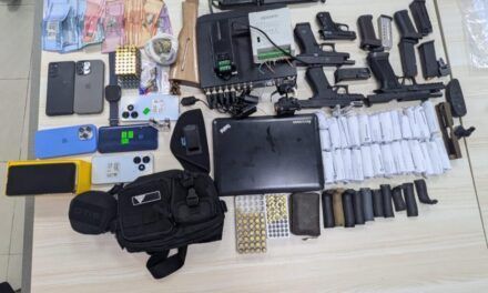 Autoridades ocupan armas de fuego, dinero, vehículos y otros objetos durante allanamiento por caso de contrabando internacional