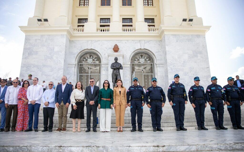 Raquel Peña encabeza lanzamiento del nuevo modelo de servicio policial en Santiago