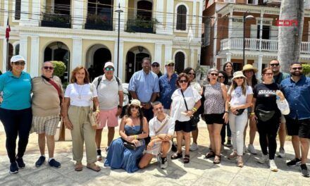 Alcaldía da la bienvenida al vuelo «fan trip» de Puerto Rico a Puerto Plata