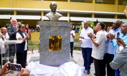 Develan busto de Francisco Gregorio Billini en liceo de Baní