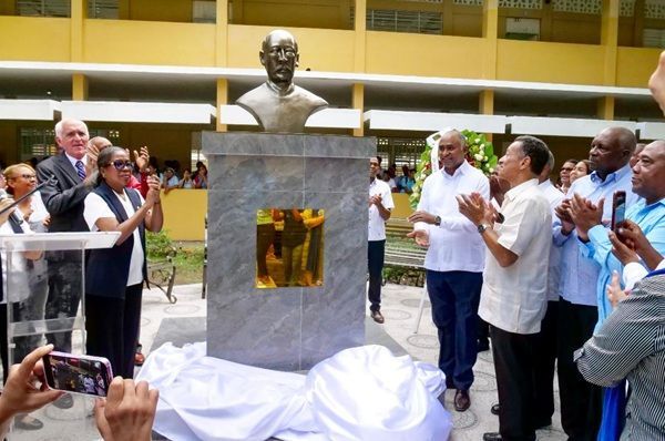 Develan busto de Francisco Gregorio Billini en liceo de Baní