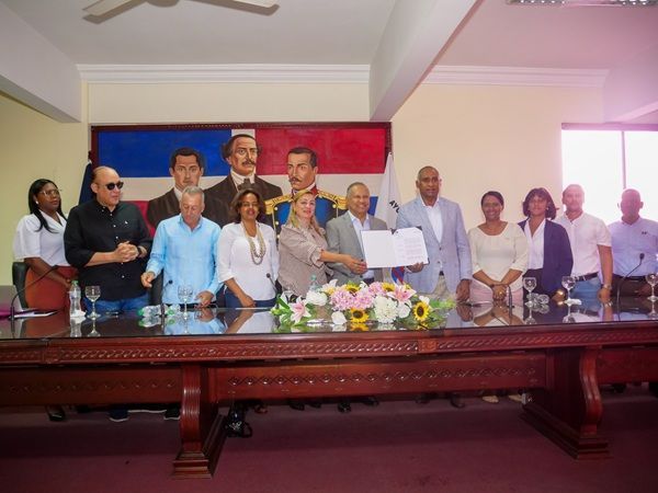 celebran en ayuntamiento de Baní encuentro consultivo del Plan Estratégico de Desarrollo Sostenible 2025–2055 que auspicia el Senador Julito Fulcar 