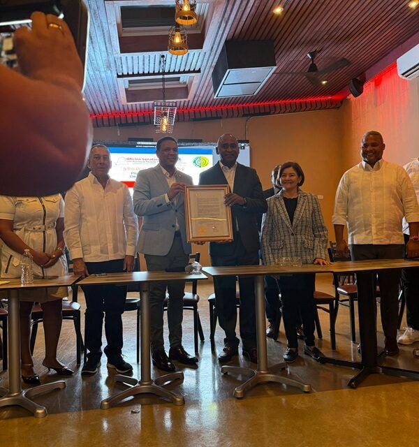 Senador Julito Fulcar es reconocido en EE. UU. por su compromiso con el desarrollo de la provincia Peravia y su apoyo a la diáspora dominicana