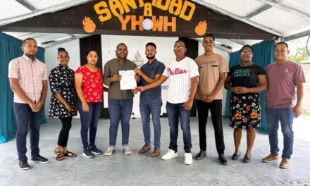 Alcaldía de Neiba entrega cheque para la compra de solar para construcción de iglesia