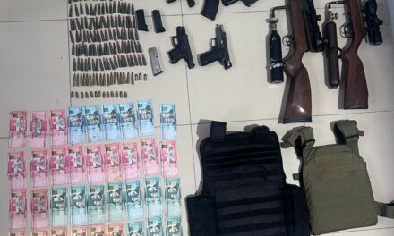 Policía Nacional ocupa arsenal de armas ilegales y arresta a tres personas durante allanamientos en comunidad de El Pino, Dajabón